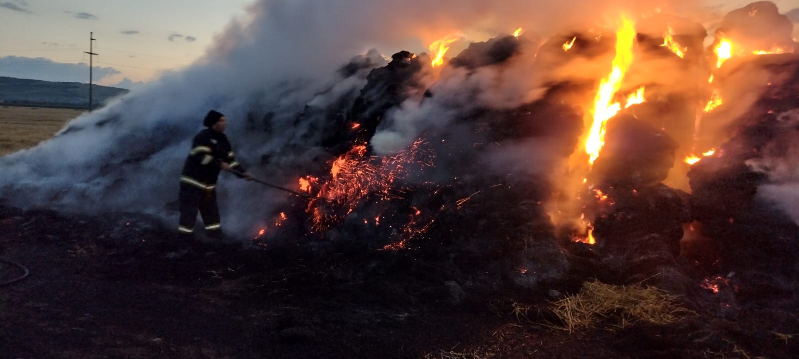 Încă se lucrează la lichidarea incendiului de amploare de la Pleaşa – Galerie foto Încă se lucrează la lichidarea incendiului de amploare de la Pleaşa – Galerie foto