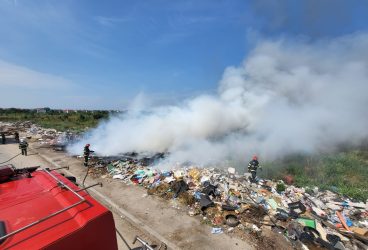 Incendiu puternic pe o stradă din Ploieşti. Tone de gunoi şi vegetaţie uscată, cuprinse de flăcări
