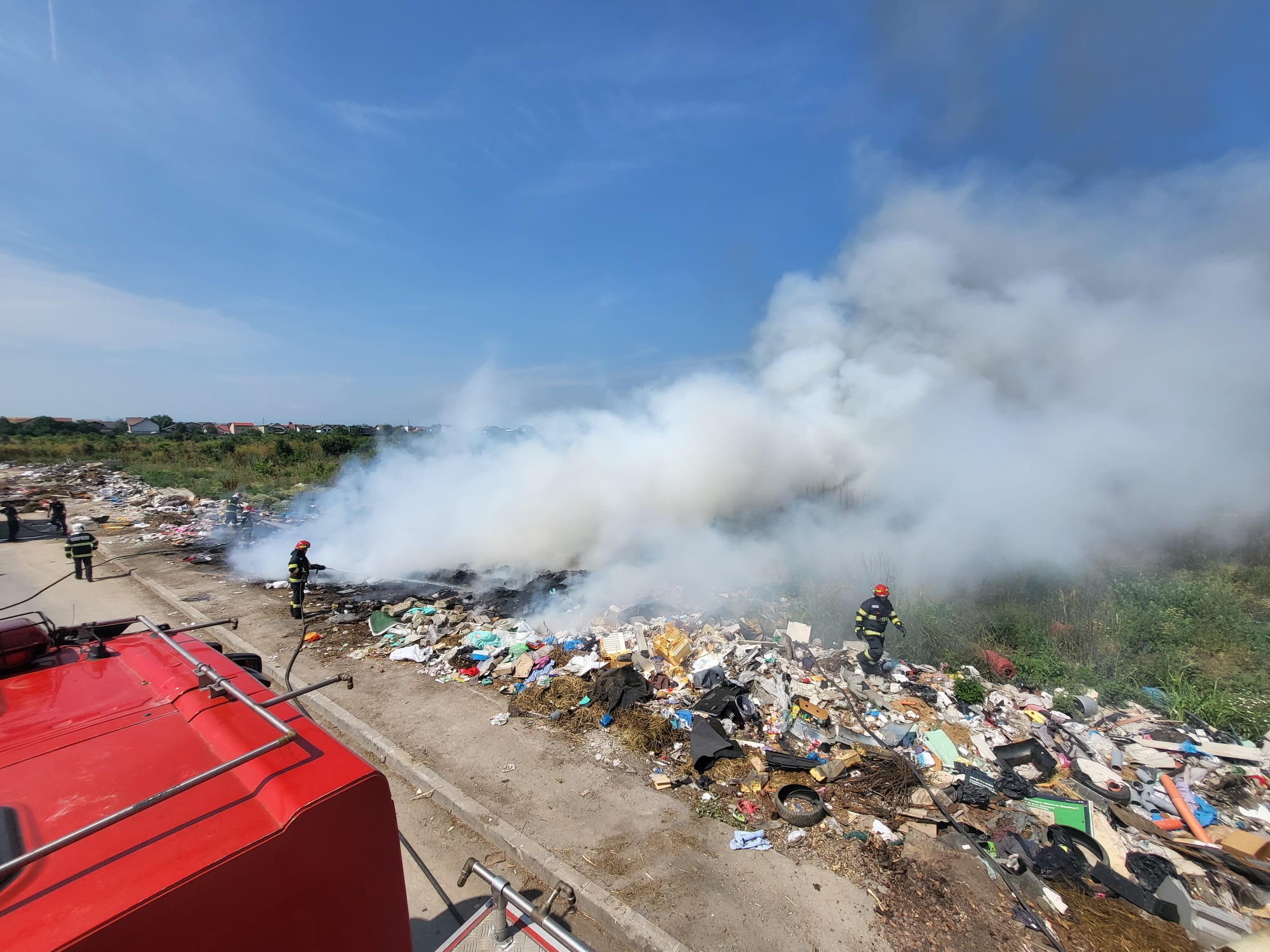 Incendiu puternic pe o stradă din Ploieşti. Tone de gunoi şi vegetaţie uscată, cuprinse de flăcări Incendiu puternic pe o stradă din Ploieşti. Tone de gunoi şi vegetaţie uscată, cuprinse de flăcări