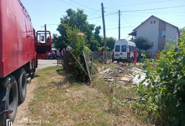 Accident în Boldeşti-Scăeni. Un microbuz cu pasageri a ieşit în decor şi a rupt mai multe garduri