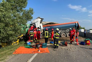 Coliziune între două camioane pe Centura de Vest Ploieşti. Update: Un bărbat a murit
