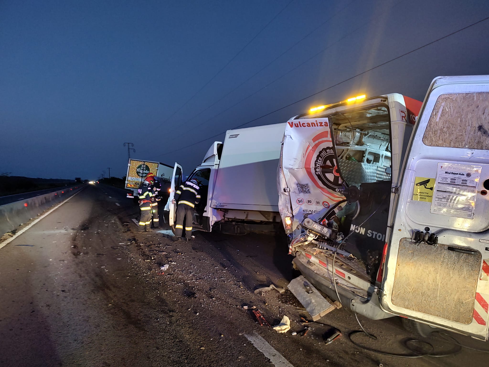 Accident rutier cu trei autoutilitare, pe DN1, la Băneşti Accident rutier cu trei autoutilitare, pe DN1, la Băneşti