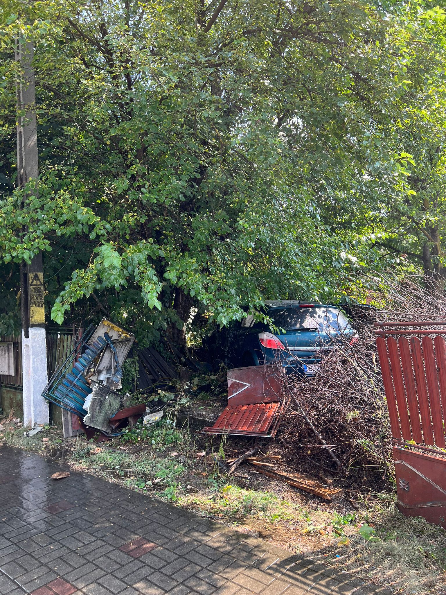 Accident Băicoi: cu maşina prin gardul omului şi peste branşamentul de gaze Accident Băicoi: cu maşina prin gardul omului şi peste branşamentul de gaze