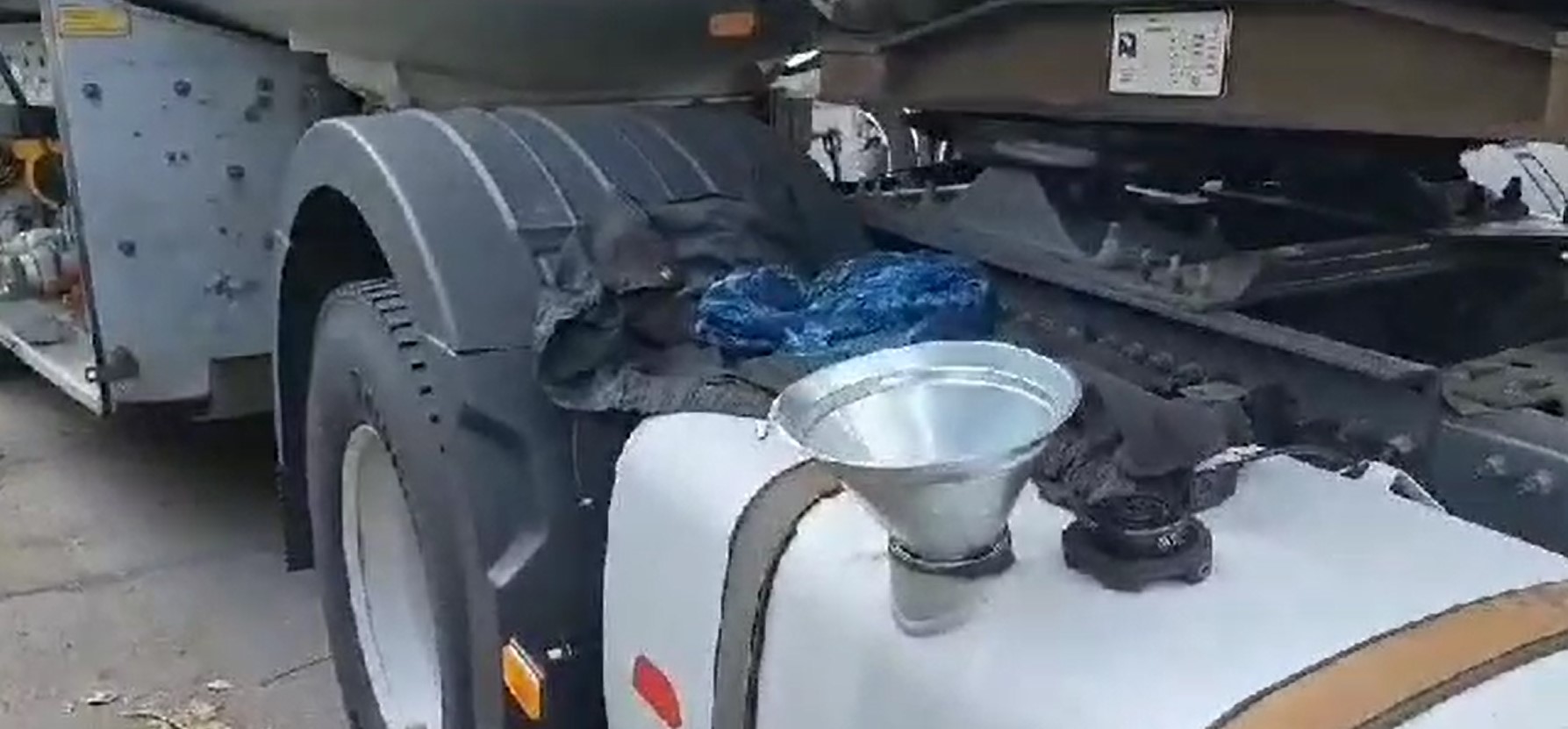 Şofer de cisternă prins în flagrant când fura motorină de la Brazi (imagini) Şofer de cisternă prins în flagrant când fura motorină de la Brazi (imagini)