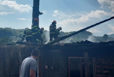 Un grajd din Secăria a ars cu zeci de păsări şi animale adăpostite acolo