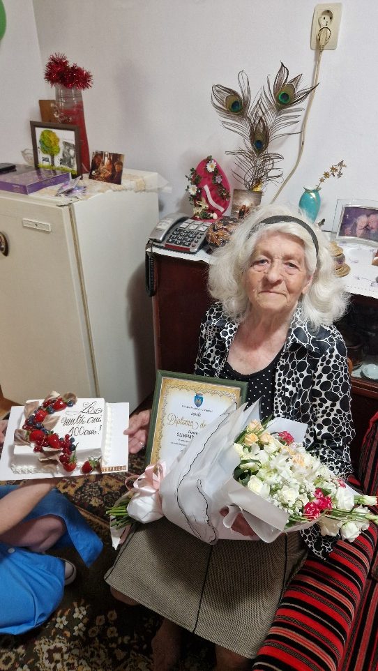 Flori, tort, “Diploma de Aur” şi un premiu de 2.000 de lei pentru o ploieşteancă, la centenar