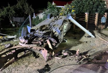 Un tânăr băut şi cu permisul suspendat s-a răsturnat cu maşina în Filipeştii de Pădure