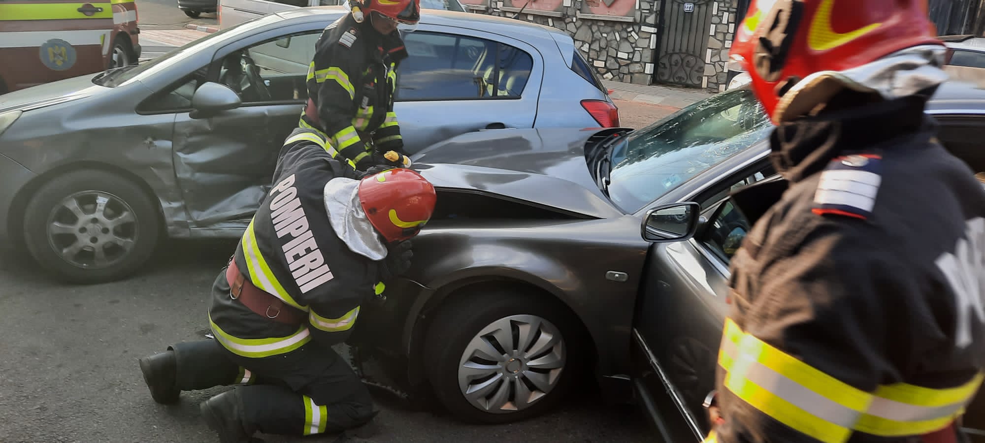 Accident la Dumbrăveşti. Persoană rănită după ce un şofer a intrat cu maşina în gard