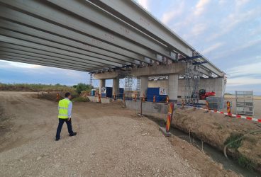 Primele grinzi, montate pe lotul Dumbrava – Mizil al autostrăzii Ploiești – Buzău. Stadiul lucrărilor