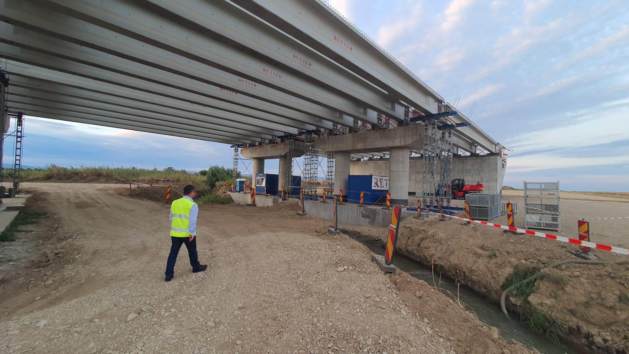 Primele grinzi, montate pe lotul Dumbrava – Mizil al autostrăzii Ploiești – Buzău. Stadiul lucrărilor Primele grinzi, montate pe lotul Dumbrava – Mizil al autostrăzii Ploiești – Buzău. Stadiul lucrărilor