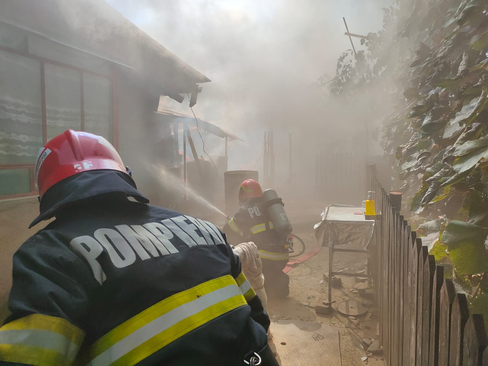 Incendiu în comuna Berceni. O butelie a explodat în timpul intervenţiei pompierilor – VIDEO Incendiu în comuna Berceni. O butelie a explodat în timpul intervenţiei pompierilor – VIDEO