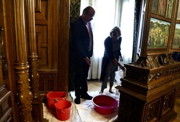 Imagini şoc: În ce stare a ajuns Castelul Peleş. Ministrul Culturii anunţă intervenţii de urgenţă – Galerie foto