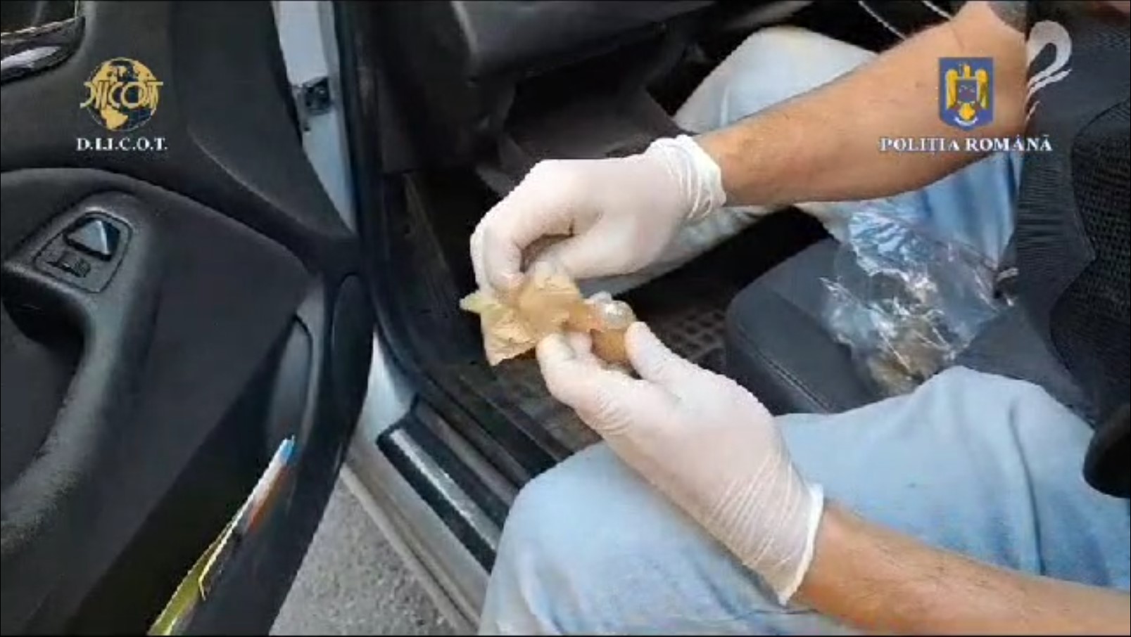 Persoană bănuită de trafic de droguri, prinsă în flagrant în Ploieşti Persoană bănuită de trafic de droguri, prinsă în flagrant în Ploieşti