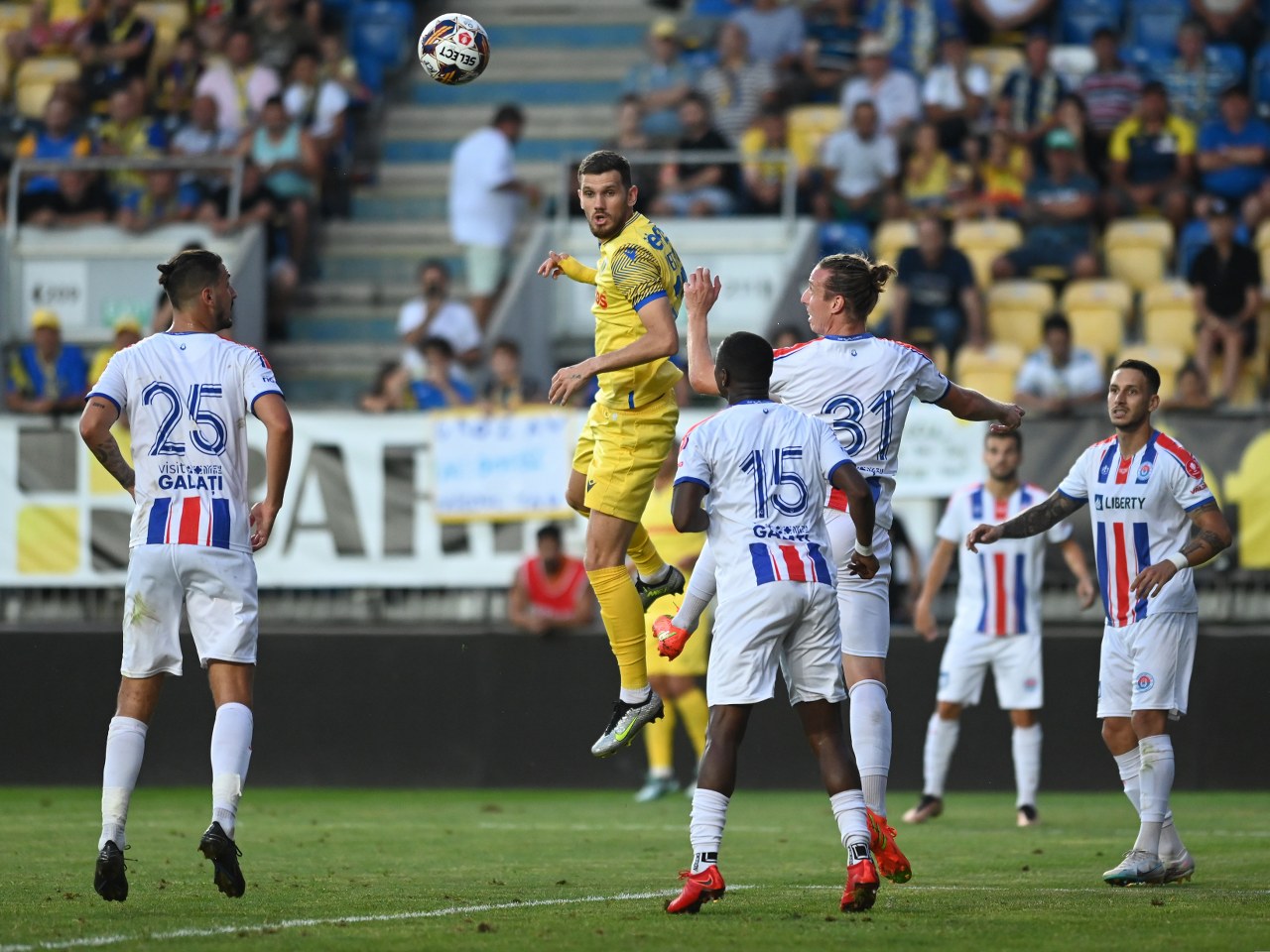 Și dacă te gândești că, până sâmbătă seară, FC Petrolul Ploiești ar fi fost liderul SuperLigii, pentru 24 de ore! Când toată echipa lui Florin Pârvu nu va mai juca pe “perechi” și pe “bucăți”, atunci nu se va mai da, nefericit, cu… piciorul la cinci victorii consecutive!