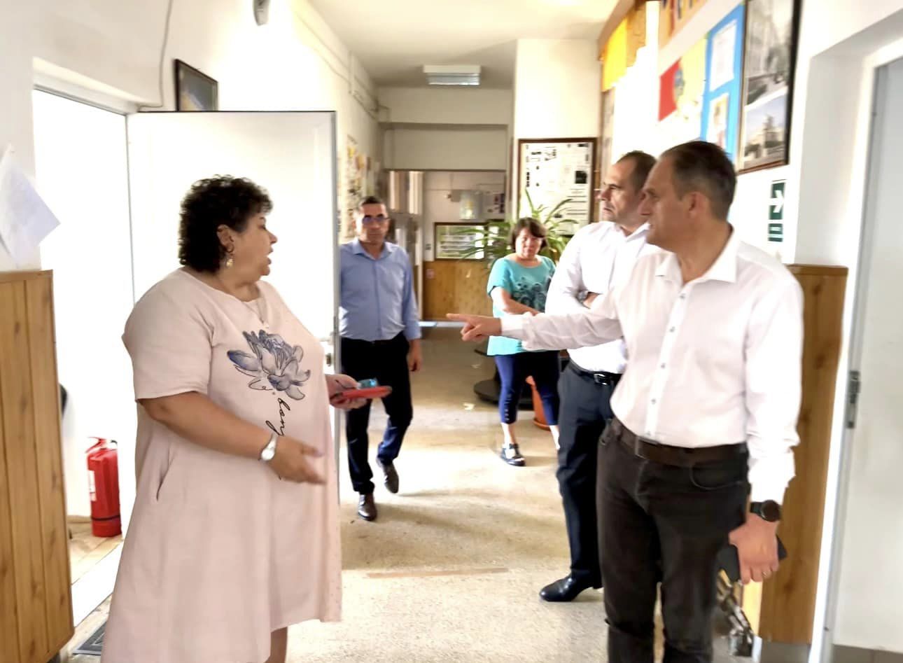 Prefectul Virgil Nanu, concluzii după controalele efectuate la şcolile din judeţ. Ce îi aşteaptă pe elevi luni Prefectul Virgil Nanu, concluzii după controalele efectuate la şcolile din judeţ. Ce îi aşteaptă pe elevi luni