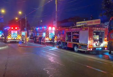 Incendiu pe strada Gheorghe Doja din Ploieşti. Trei case, cuprinse de flăcări