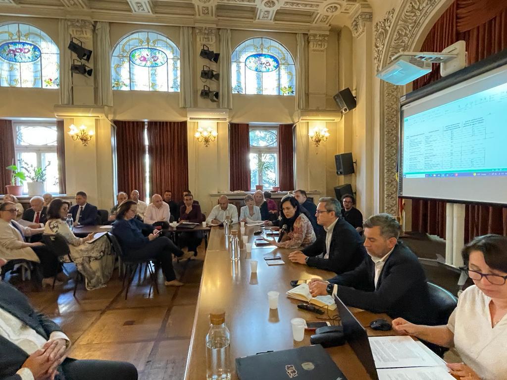 Salariul minim, majorat de astăzi. La cât ajunge venitul net după creşterea celui brut la 3.300 de lei Salariul minim, majorat de astăzi. La cât ajunge venitul net după creşterea celui brut la 3.300 de lei