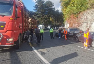 Imagini de la accidentul de pe DN1, de la Posada, cu trei autoturisme şi un camion