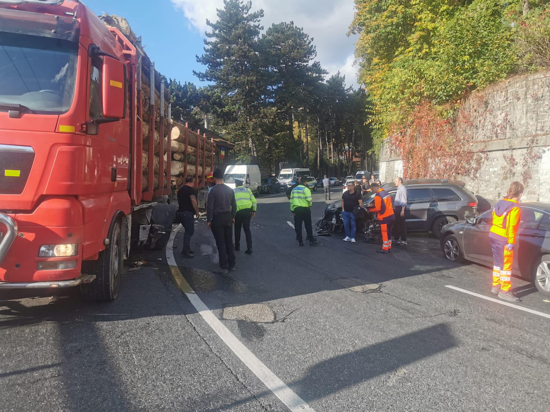 Imagini de la accidentul de pe DN1, de la Posada, cu trei autoturisme şi un camion Imagini de la accidentul de pe DN1, de la Posada, cu trei autoturisme şi un camion