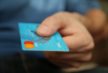 Săltat de poliţie după o sesiune de “shopping” în Bălțești și Podenii Noi cu un card găsit pe jos