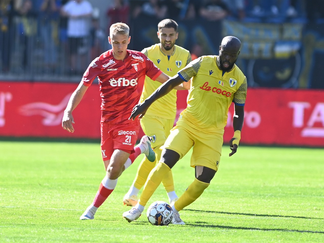 Aflat în timpul liber, se spune că mijlocașul ivoriano-francez de la FC Petrolul va răspunde pentru incidentul de la “Henri Coandă”. Clubul găzarilor nu va avea nicio poziție oficială față de cele petrecute cu Ismaël Diomandé