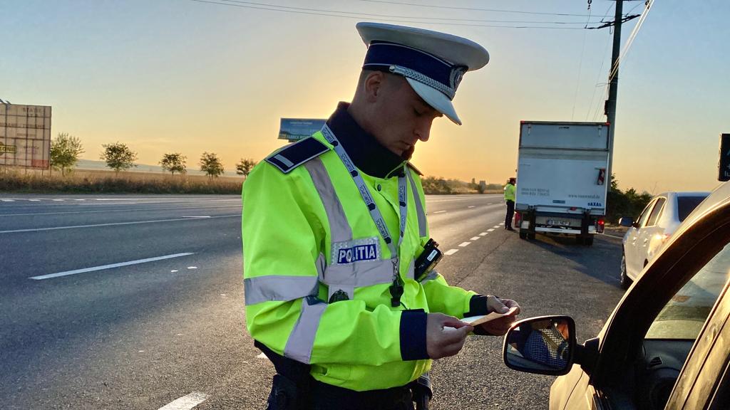 Acţiune a Poliţiei Rutiere în judeţ. Permise reţinute şi zeci de amenzi, în numai trei ore