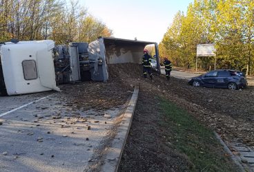 Accident teribil la Pleaşa. Intervenţie SMURD. Pericol de incendiu