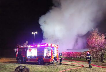 Incendiu de amploare la un atelier de tâmplărie din comuna Brebu – Foto