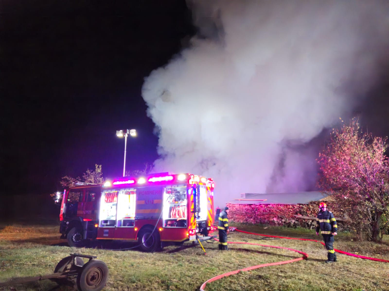 Incendiu de amploare la un atelier de tâmplărie din comuna Brebu – Foto Incendiu de amploare la un atelier de tâmplărie din comuna Brebu – Foto