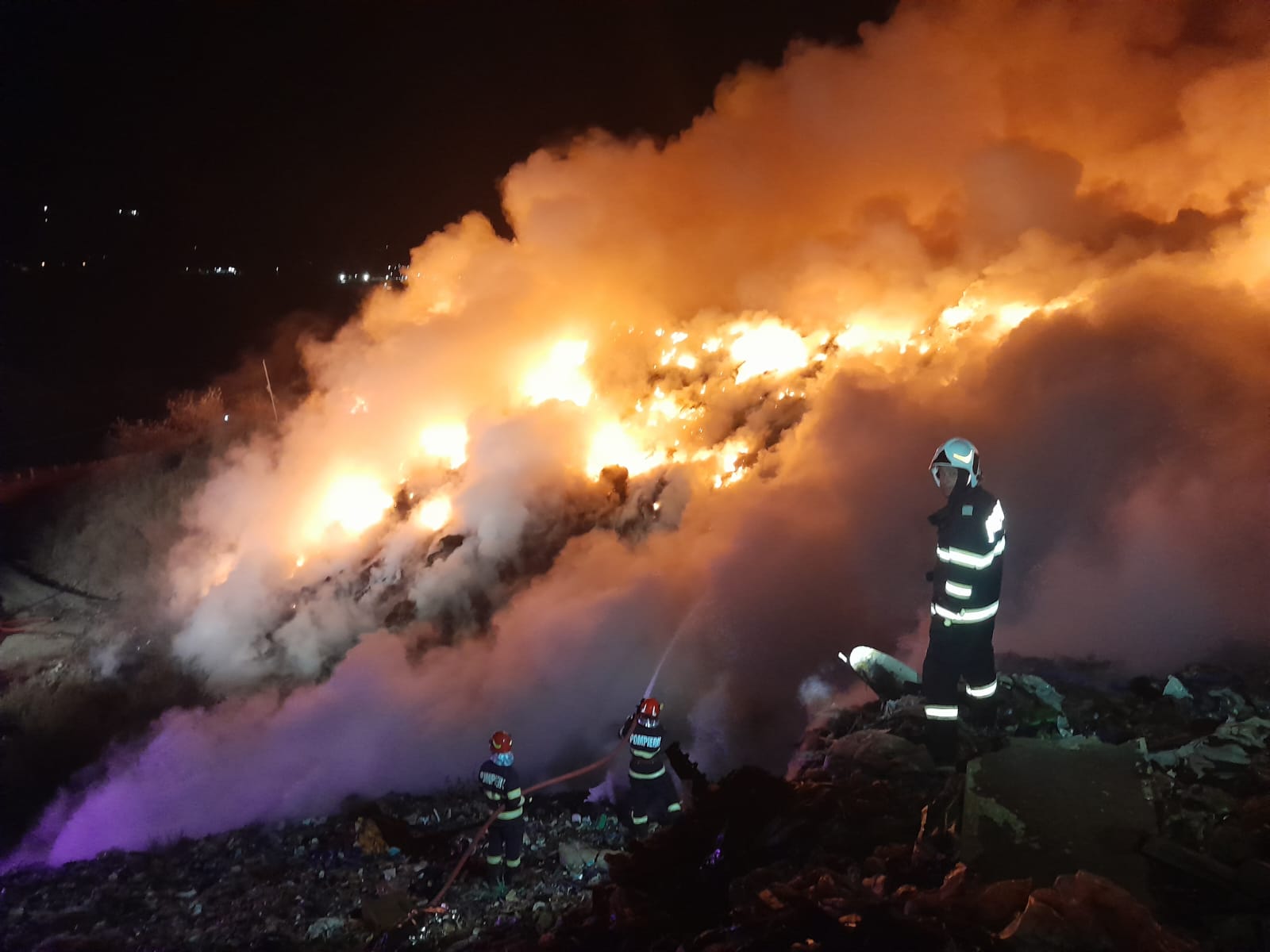 Incendiu puternic la rampa de gunoi din Boldeşti-Scăeni Incendiu puternic la rampa de gunoi din Boldeşti-Scăeni