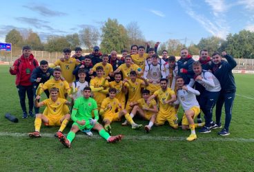 Mihnea Rădulescu rămâne unicul produs 100% al academiei clubului FC Petrolul Ploiești cu titulatura de “bun pentru echipa națională”! După meciuri în Ungaria, Israel și Cehia, urmează Spania, alături Iustin Răducan și coechipierii de la România “U 19”
