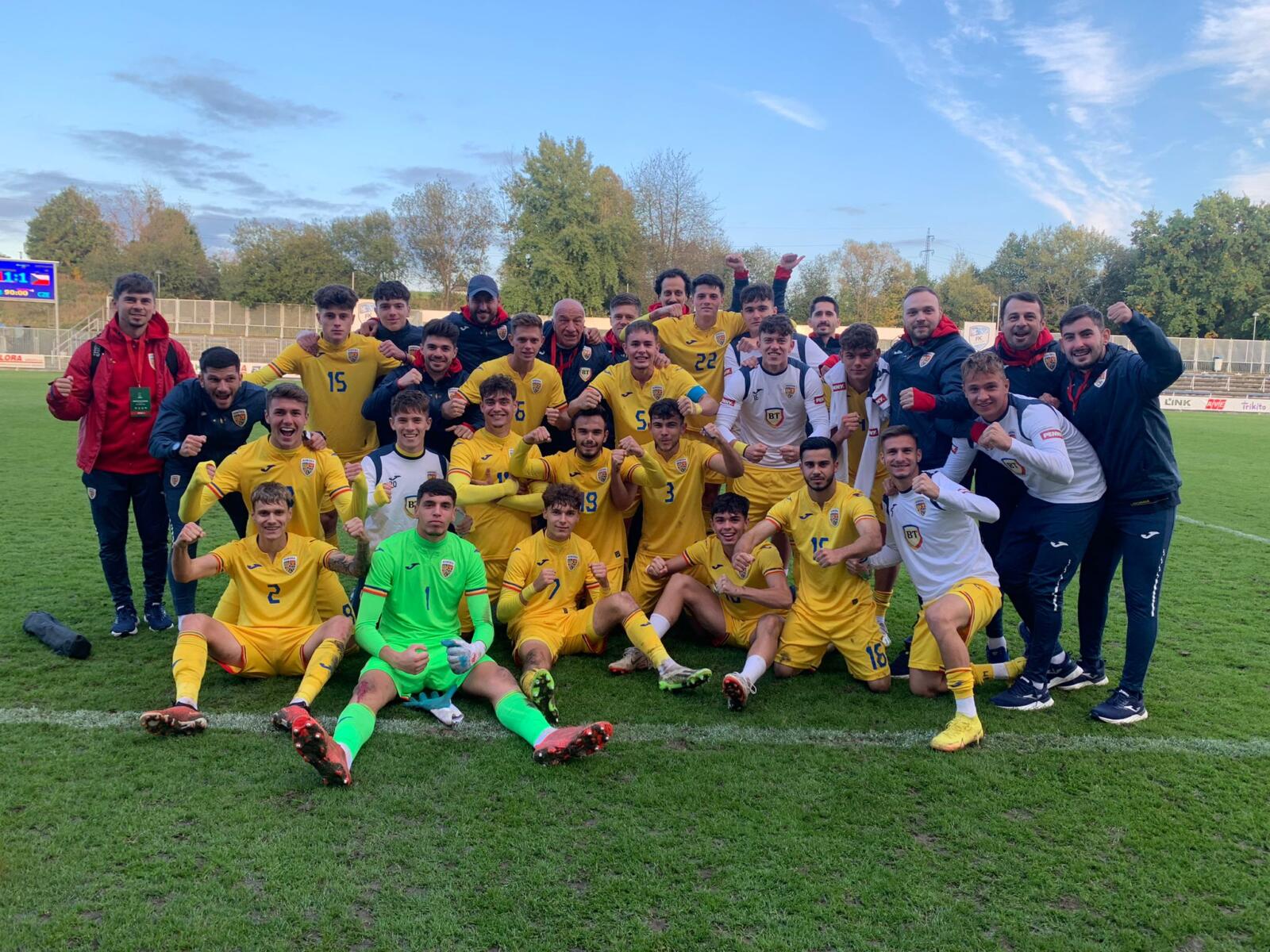 Mihnea Rădulescu rămâne unicul produs 100% al academiei clubului FC Petrolul Ploiești cu titulatura de “bun pentru echipa națională”! După meciuri în Ungaria, Israel și Cehia, urmează Spania, alături Iustin Răducan și coechipierii de la România “U 19”