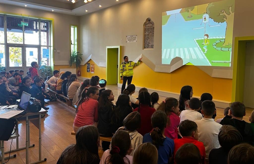 Poliţiştii prahoveni, activități dedicate elevilor de la Şcolile Gimnaziale Principesa Maria și George Enescu Poliţiştii prahoveni, activități dedicate elevilor de la Şcolile Gimnaziale Principesa Maria și George Enescu