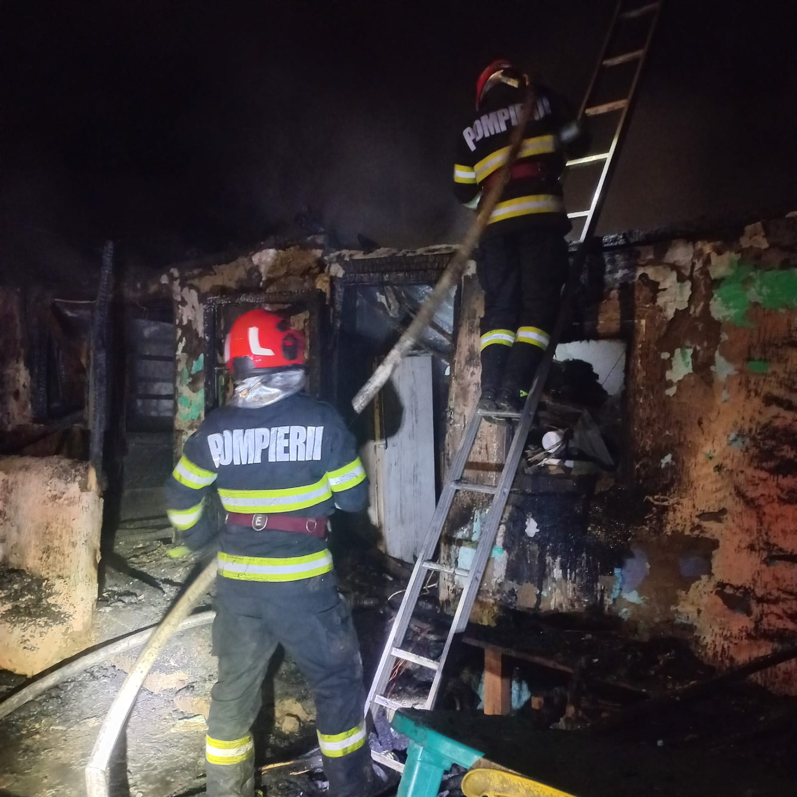 Incendiu în Apostolache. O casă s-a făcut scrum Incendiu în Apostolache. O casă s-a făcut scrum