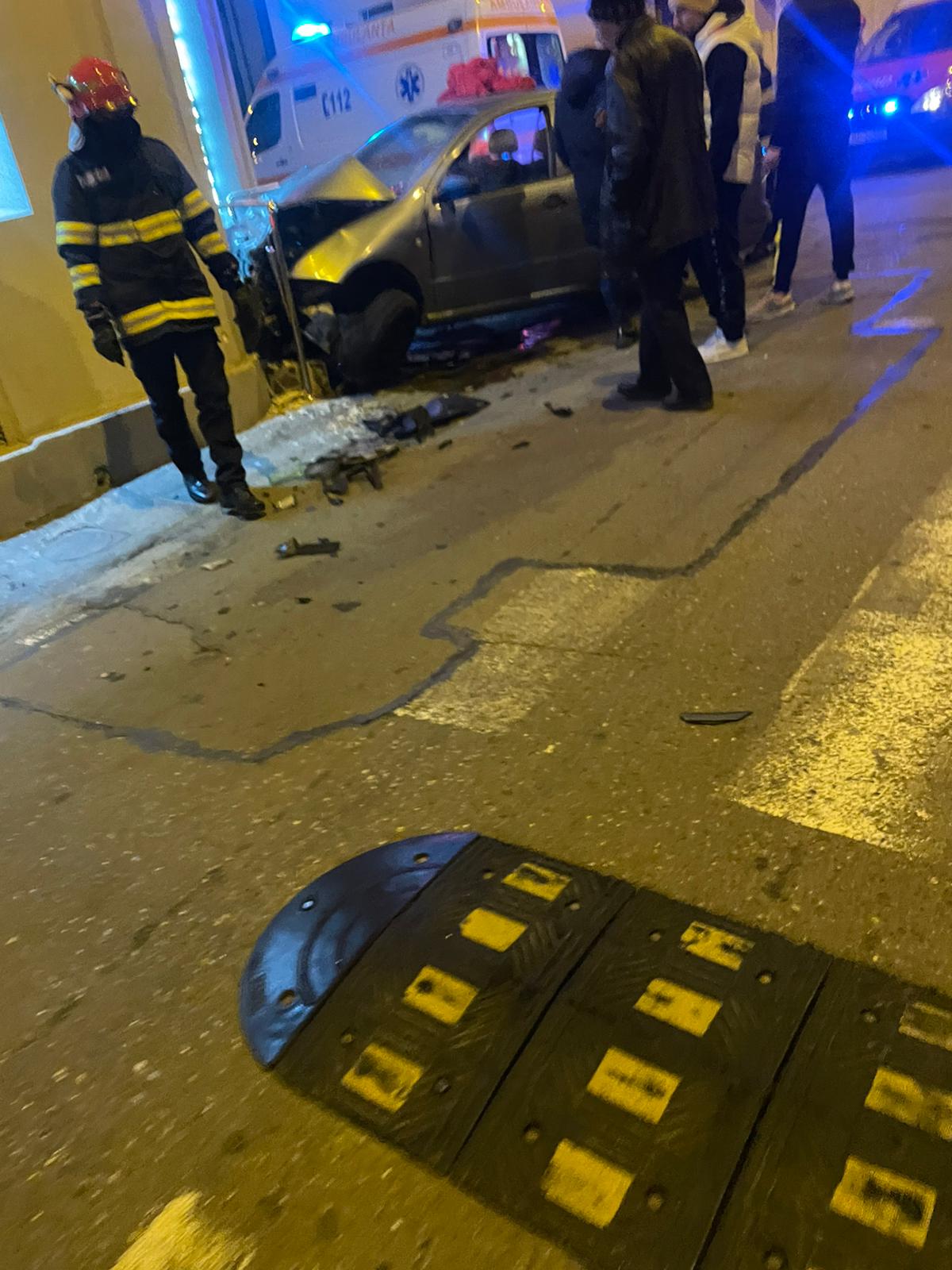 Accident violent din Ploiești cu mașini proiectate într-un magazin din zona Republicii (foto)