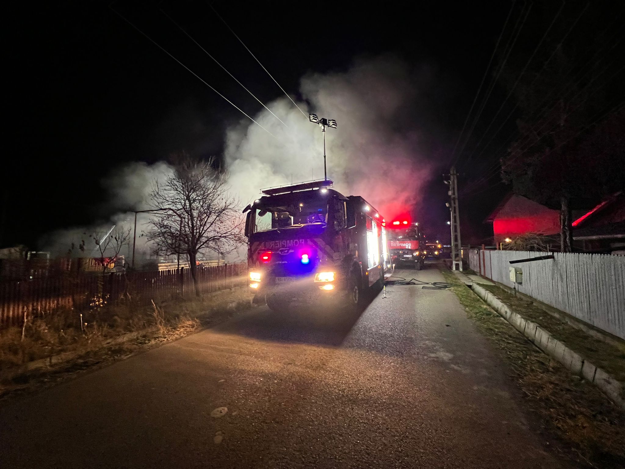 Incendii, noaptea trecută, în Bucov şi Bertea. Un bărbat a fost găsit carbonizat