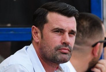 Cu o săptămână înaintea reluării pregătirilor echipei FC Petrolul, în loc de anunțuri privind plecările și, mai ales, venirile, întâlnire în fapt de noapte între împrumutător și reprezentanții galeriilor “lupilor”! Motivul? Să fie sau nu demis antrenorul principal