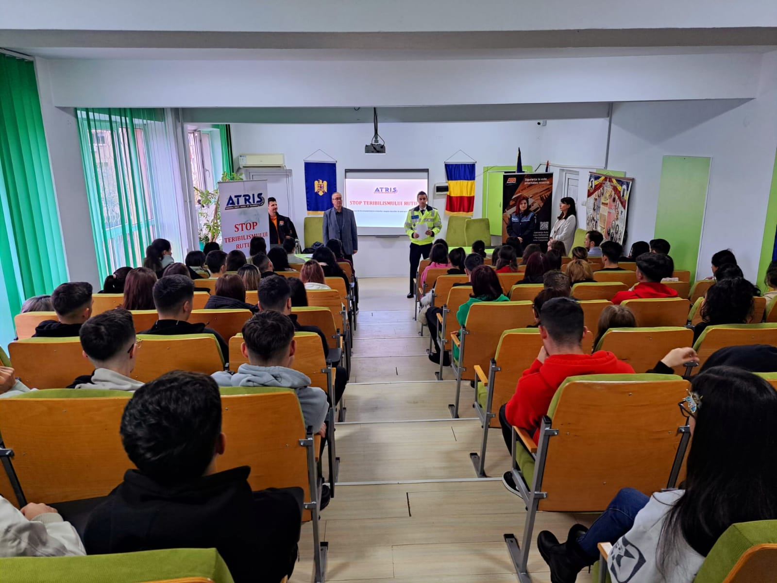Polițiștii prahoveni desfășoară activități de educație rutieră în şcoli Polițiștii prahoveni desfășoară activități de educație rutieră în şcoli