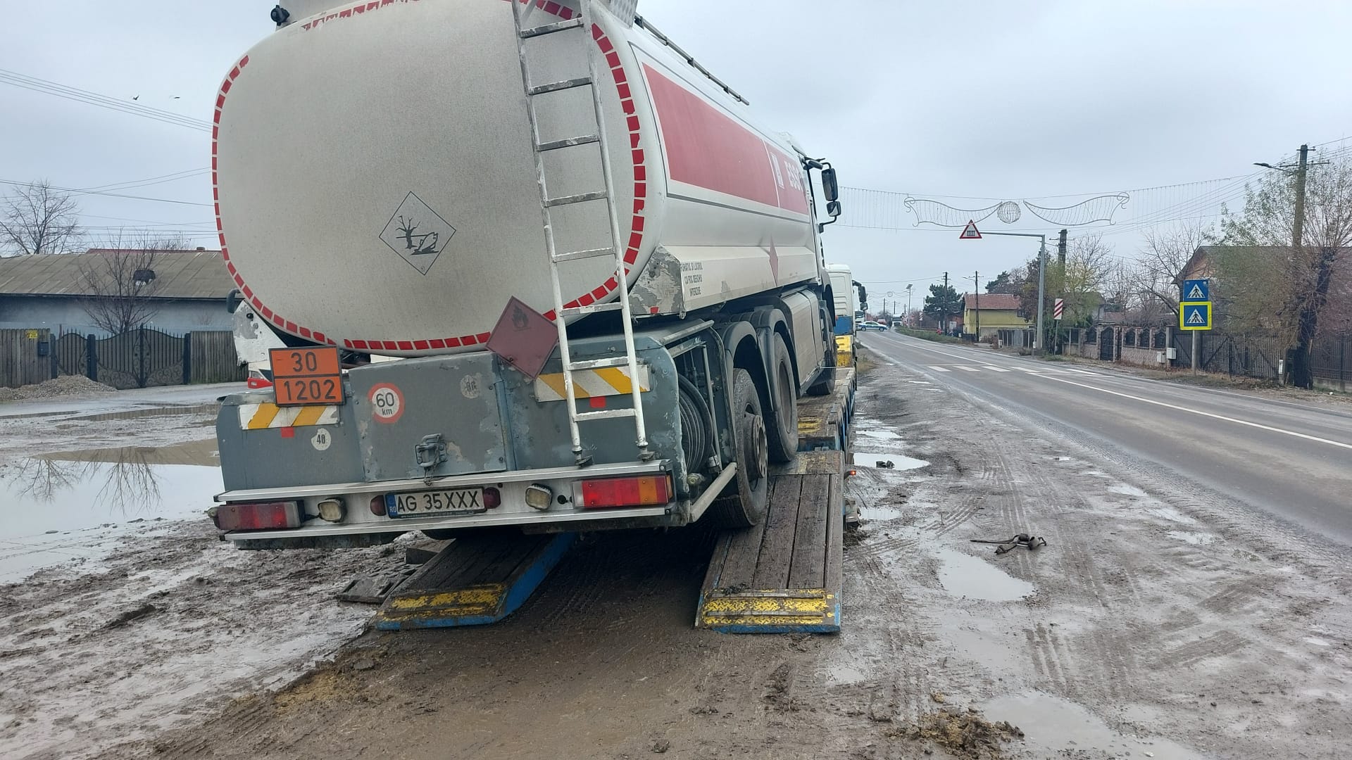 O cisternă încărcată cu motorină a alunecat de pe trailerul care o transporta, pe DN1A O cisternă încărcată cu motorină a alunecat de pe trailerul care o transporta, pe DN1A