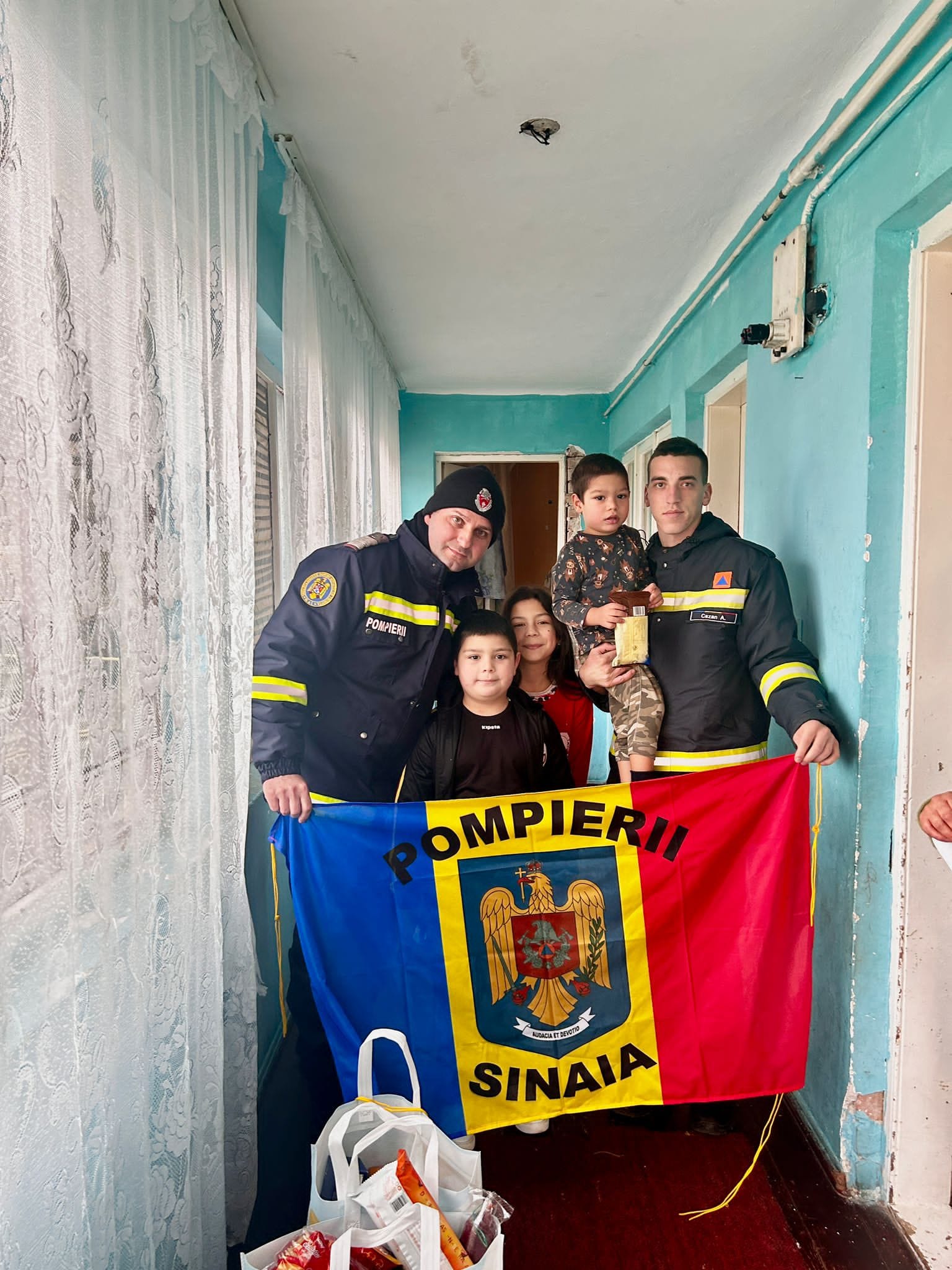 Pompierii din Sinaia, daruri pentru 23 de copii din Sinaia, Bușteni, Azuga, Secăria și Valea Doftanei Pompierii din Sinaia, daruri pentru 23 de copii din Sinaia, Bușteni, Azuga, Secăria și Valea Doftanei