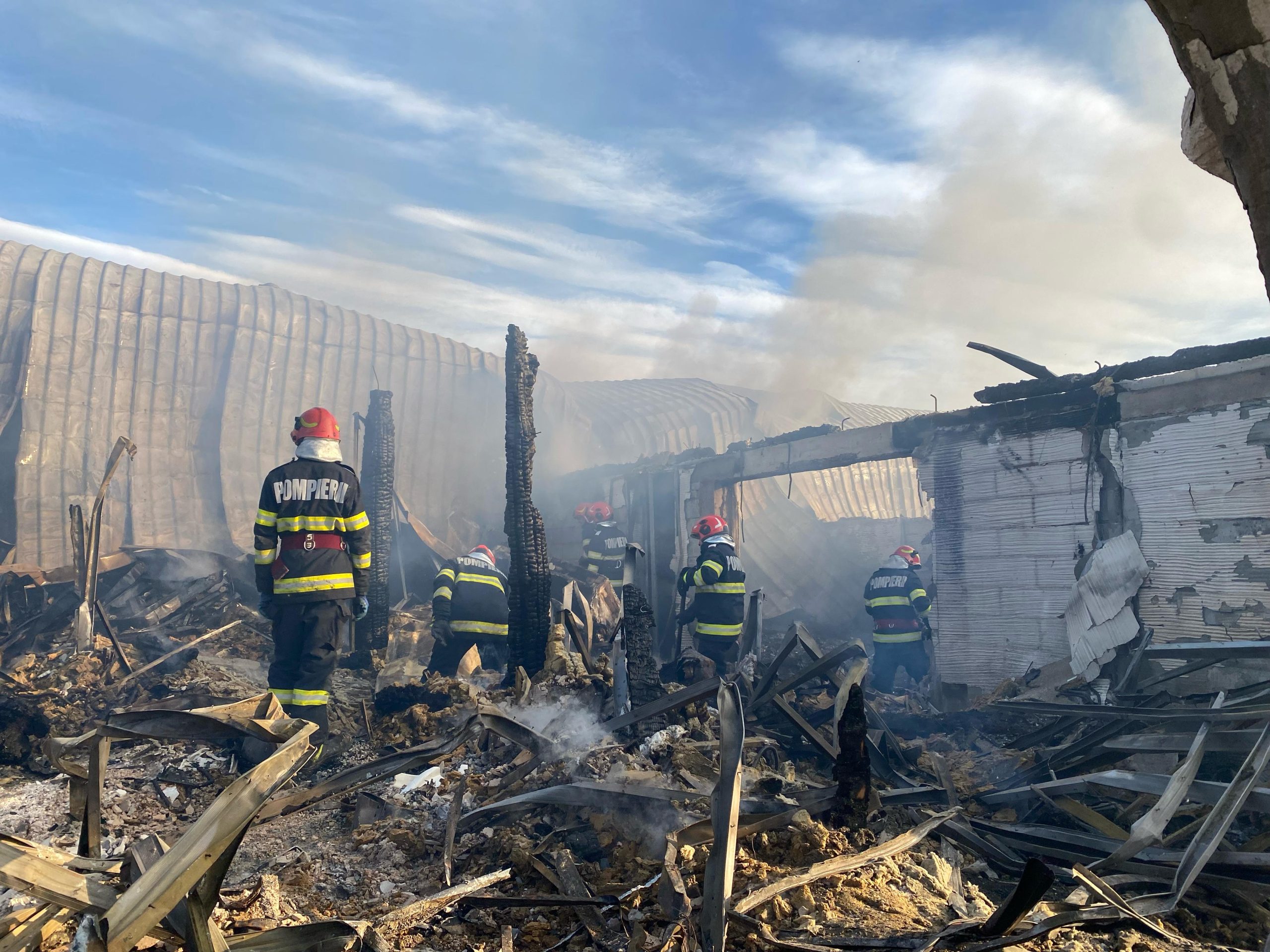 Incendiu la Ferma Dacilor. Update: Incendiul a fost lichidat. Bilanţul victimelor Incendiu la Ferma Dacilor. Update: Incendiul a fost lichidat. Bilanţul victimelor