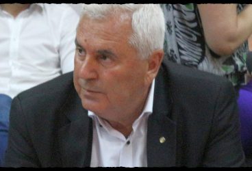 Dumnezeu îi ia la El, în fiecare început de an, pe cei buni! La numai o săptămână distanță, încă un fost echipier al Petrolului a plecat în eternitate, astăzi col (r) Gheorghe Andrei pășind pe ultimul drum către satul natal,  Hăbud, din comuna Șirna!