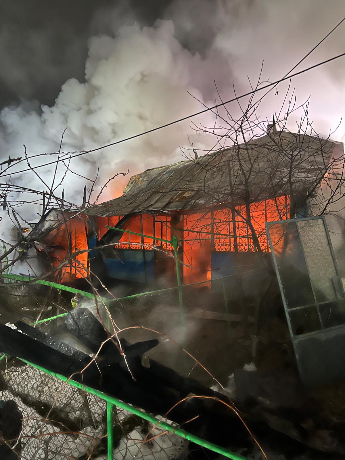 Incendiu violent, noaptea trecută, în Poienarii Burchii Incendiu violent, noaptea trecută, în Poienarii Burchii