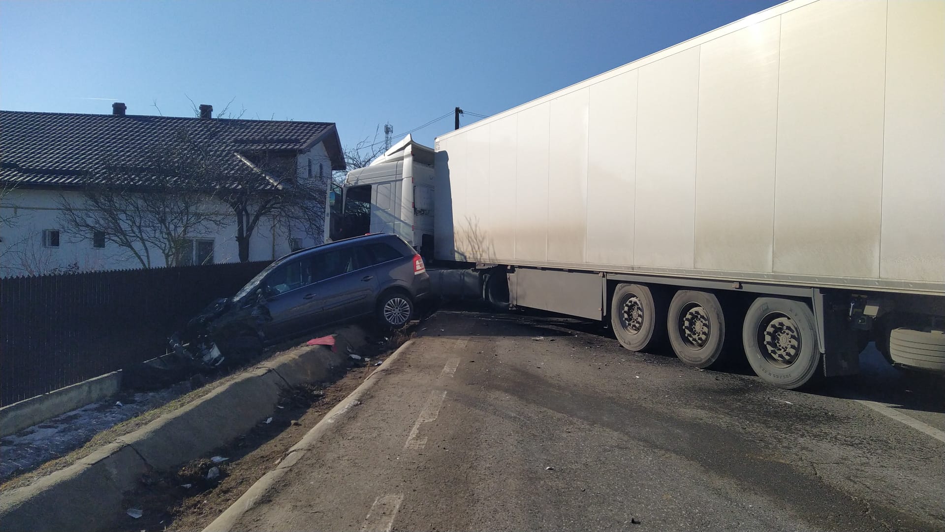 Accident pe DN1A, între un autoturism şi un TIR Accident pe DN1A, între un autoturism şi un TIR
