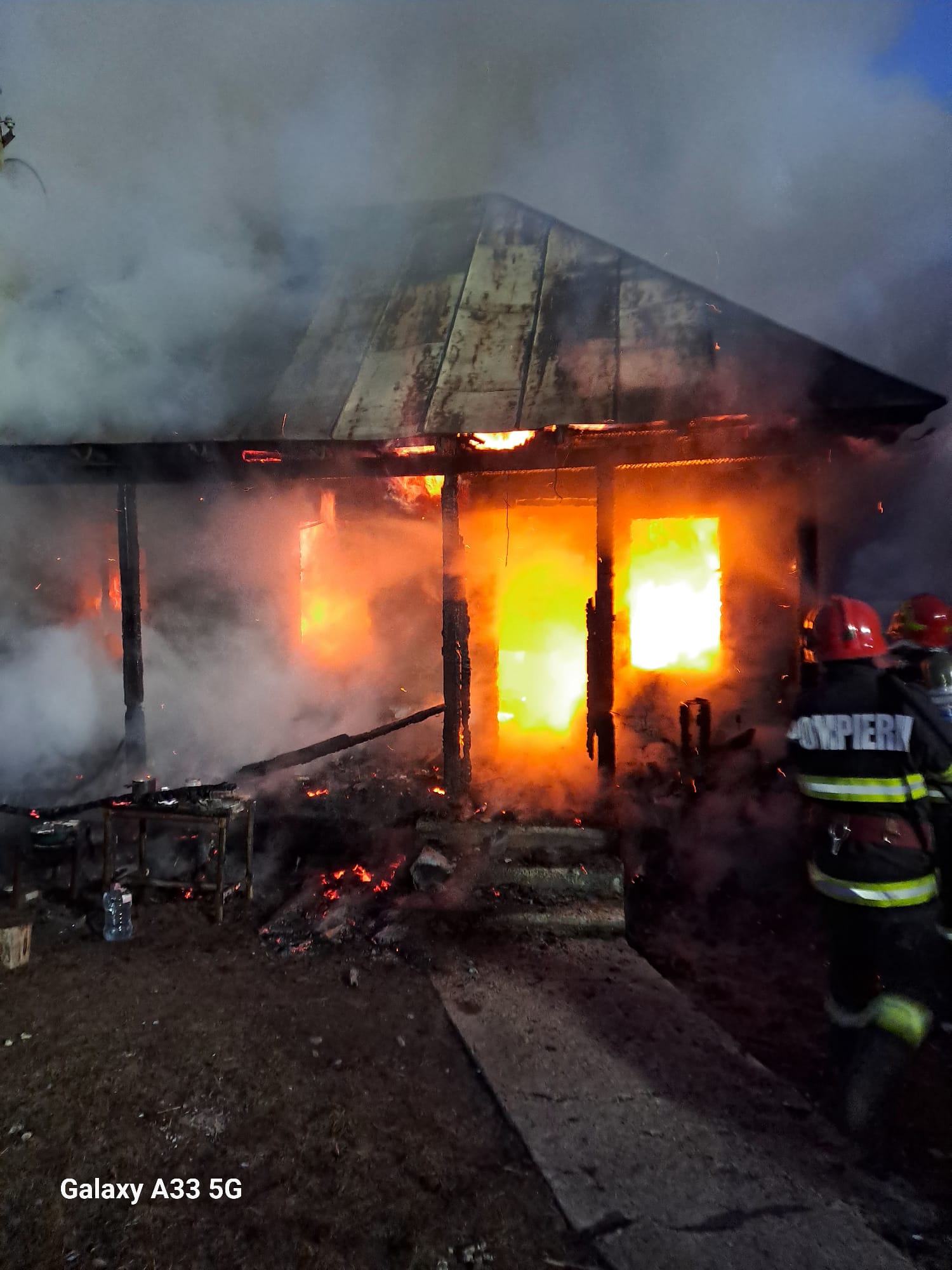 Scorţeni. Un bărbat a murit carbonizat într-un incendiu care i-a cuprins locuinţa Scorţeni. Un bărbat a murit carbonizat într-un incendiu care i-a cuprins locuinţa