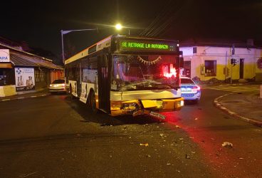 Accident între un autobuz şi un autoturism în Ploieşti, pe strada Gheorghe Doja