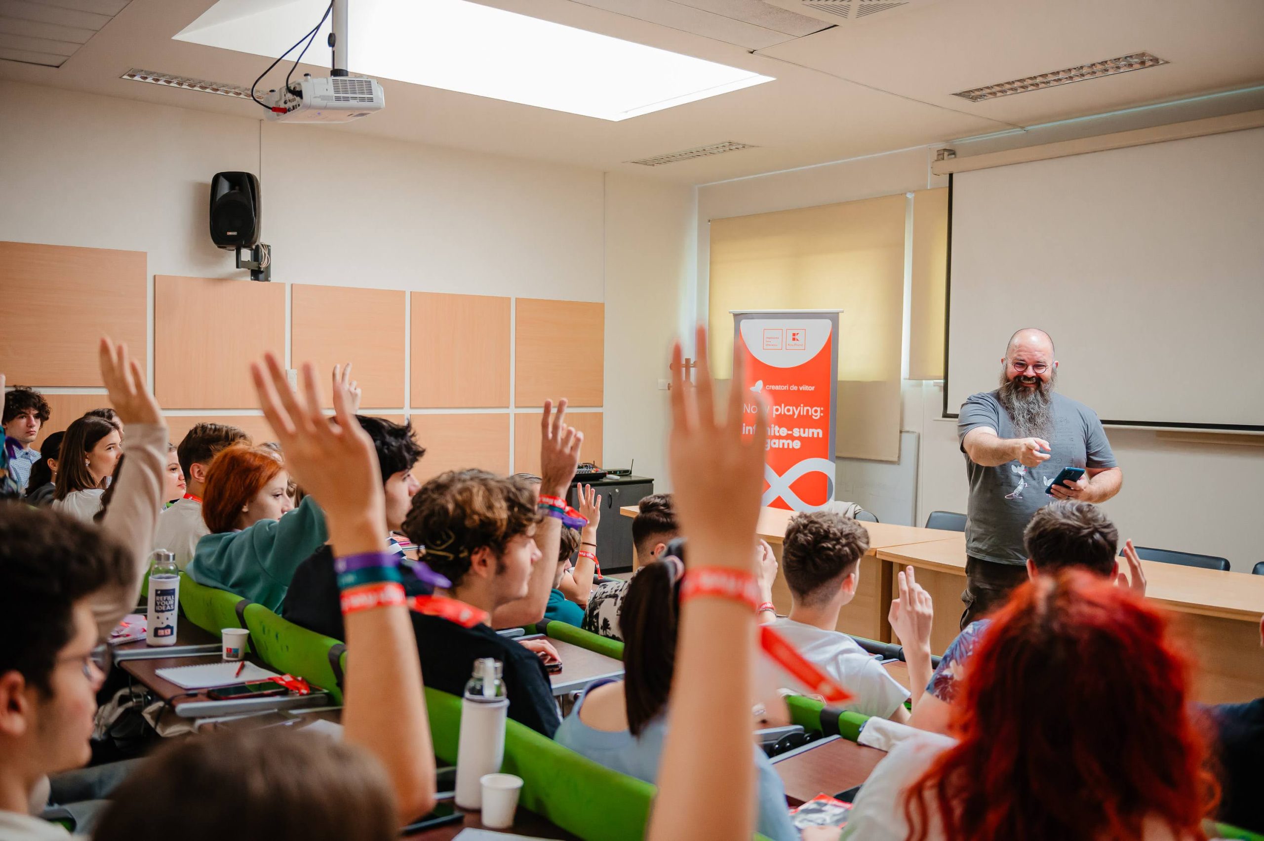 Liceeni din Prahova, selectați în programul Creatori de viitor – Champions United