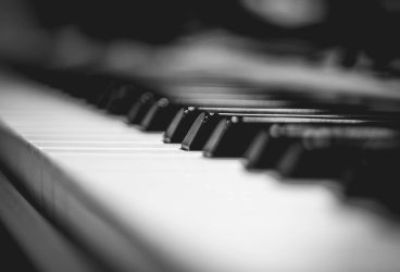 Cătălin Răducanu revine la Sinaia, pe 6 august, cu avanpremiera Turneului Național „Un artist, un pian, un țambal – clasic, jazz, folclor”