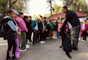 Poliţiştii prahoveni, activitate inedită cu prilejul Zilei Mondiale a Animalelor, la Zoo Bucov