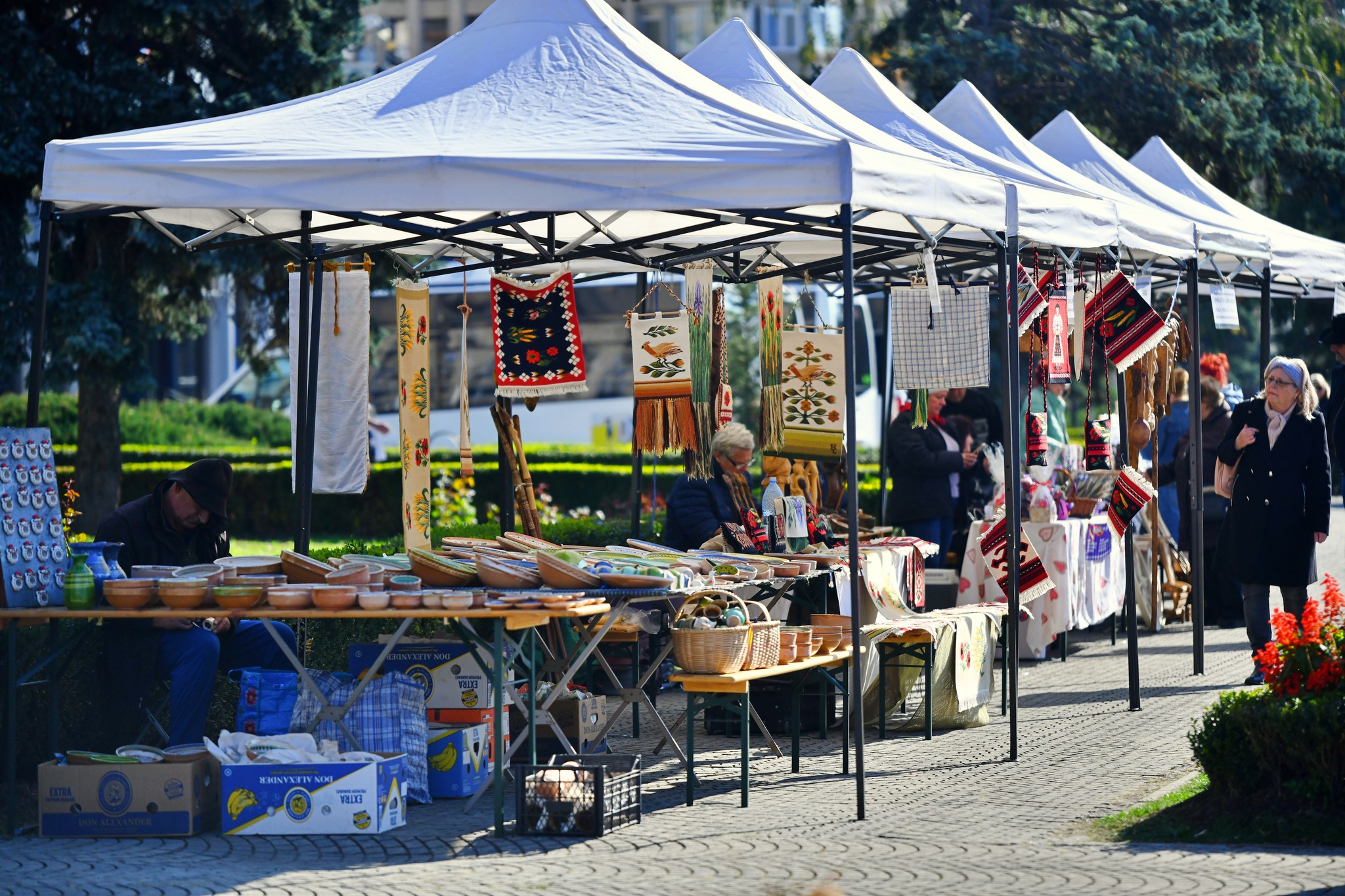 Târgul Meşteşugurilor Tradiţionale, în parcul din faţa Palatului Administrativ